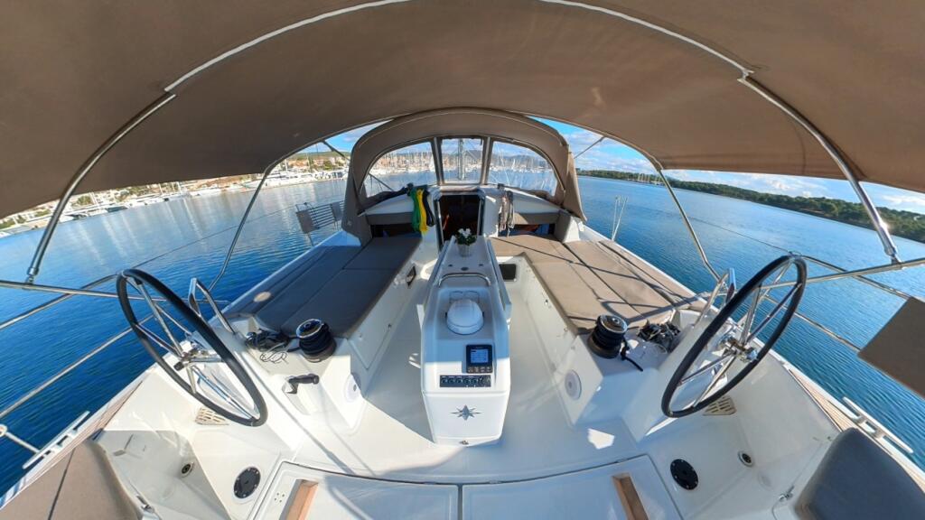 Sailing yacht 