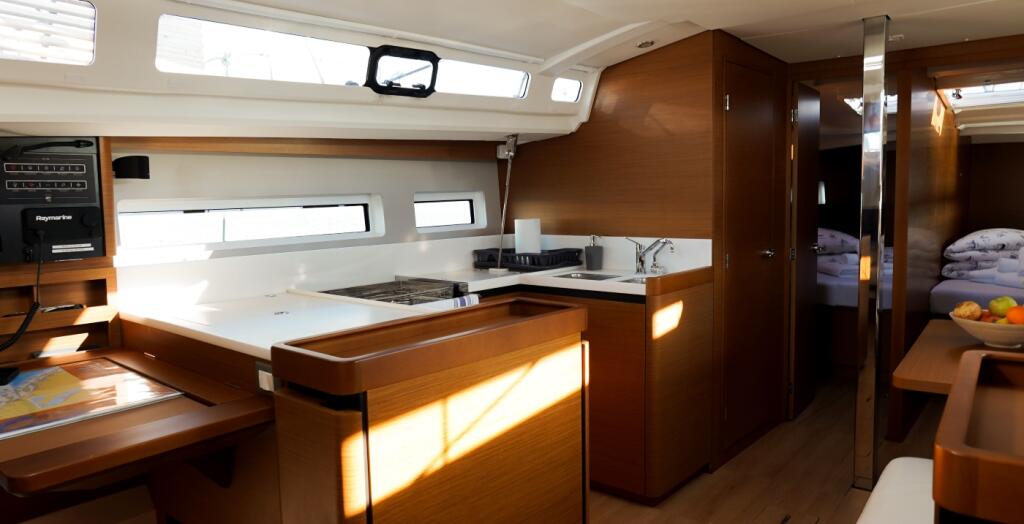 Sailing yacht 