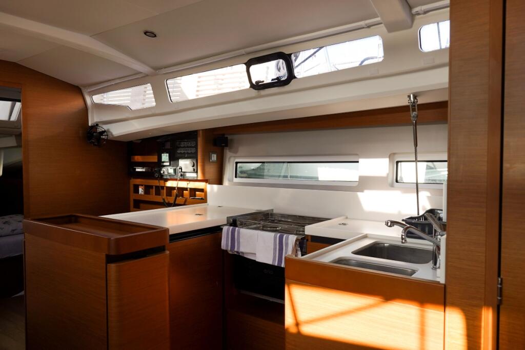 Sailing yacht 