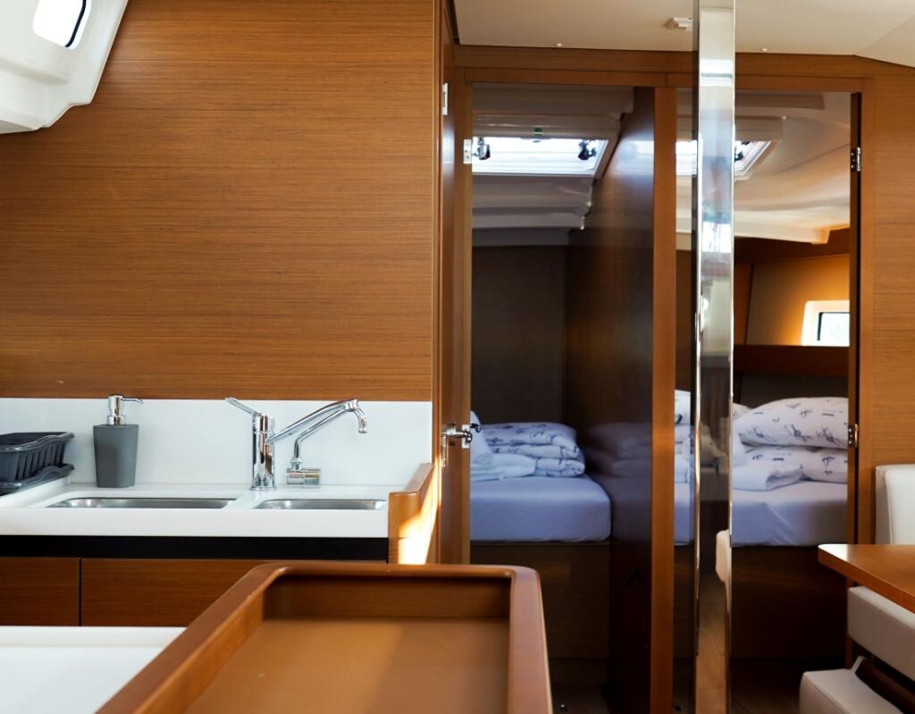 Sailing yacht 