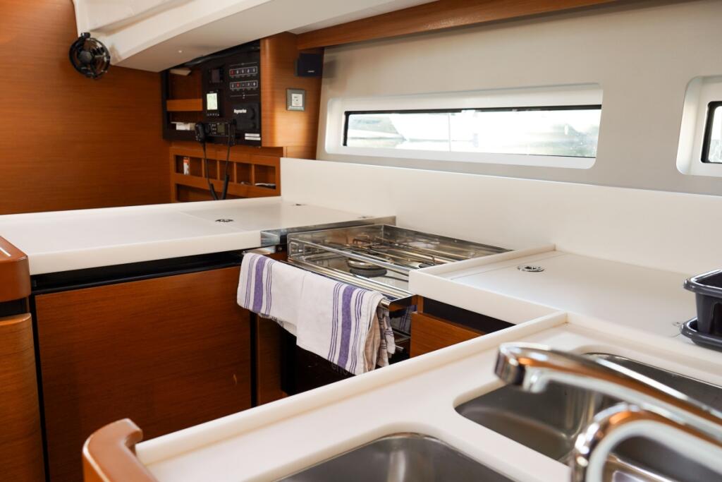 Sailing yacht 