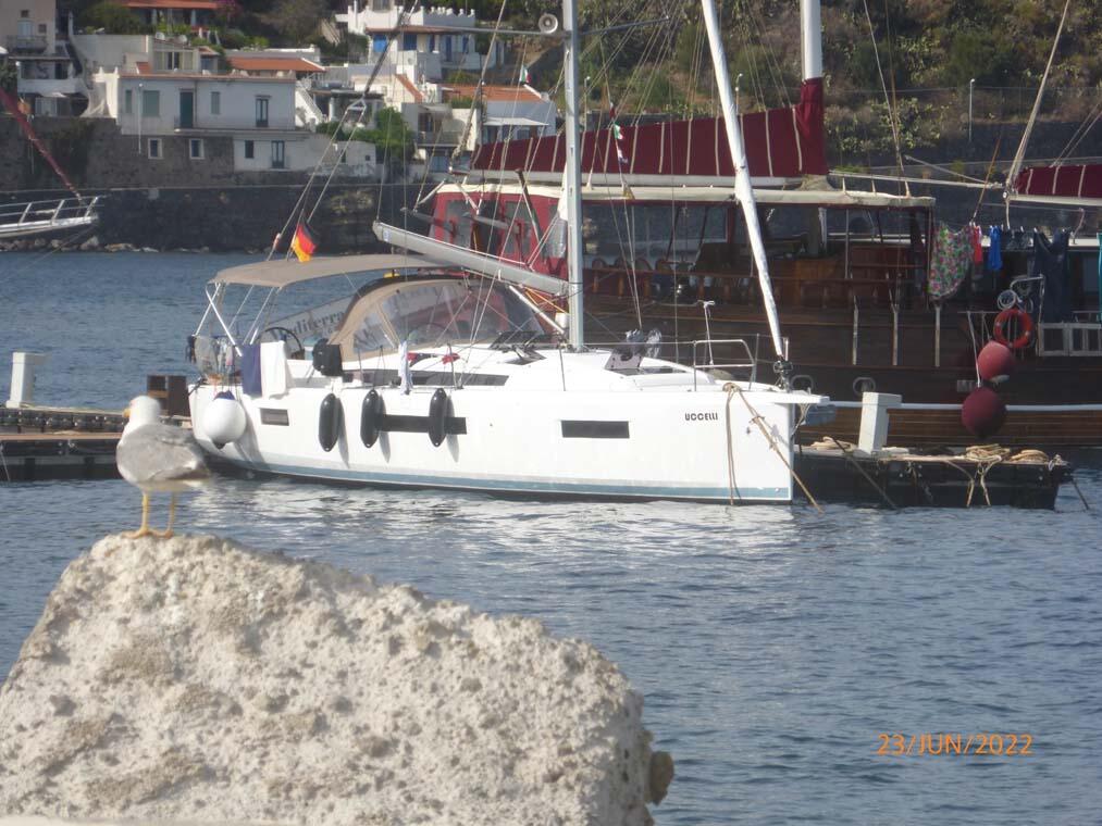 Sailing yacht 