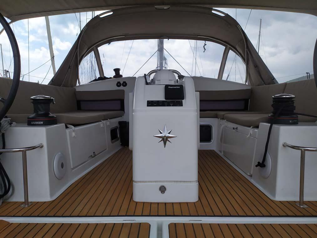 Sailing yacht 
