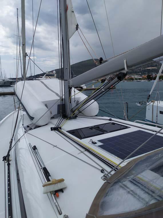 Sailing yacht 