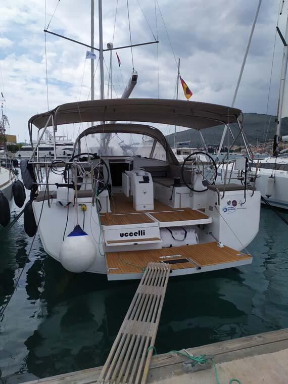 Sailing yacht 
