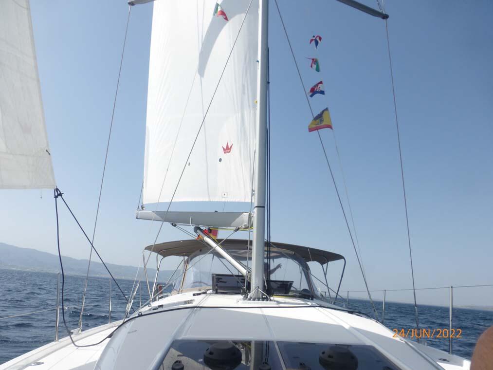 Sailing yacht 