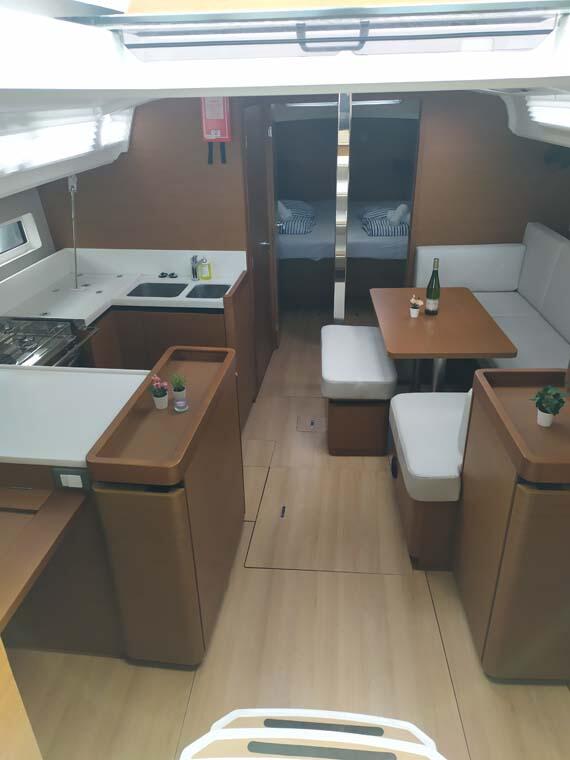 Sailing yacht 