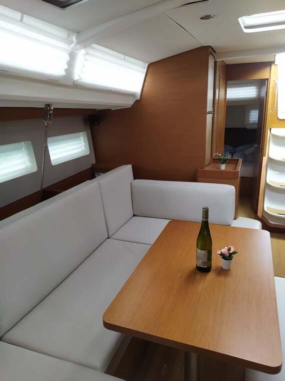 Sailing yacht 