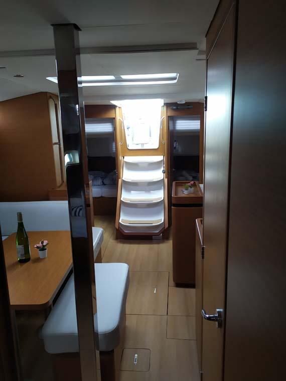 Sailing yacht 