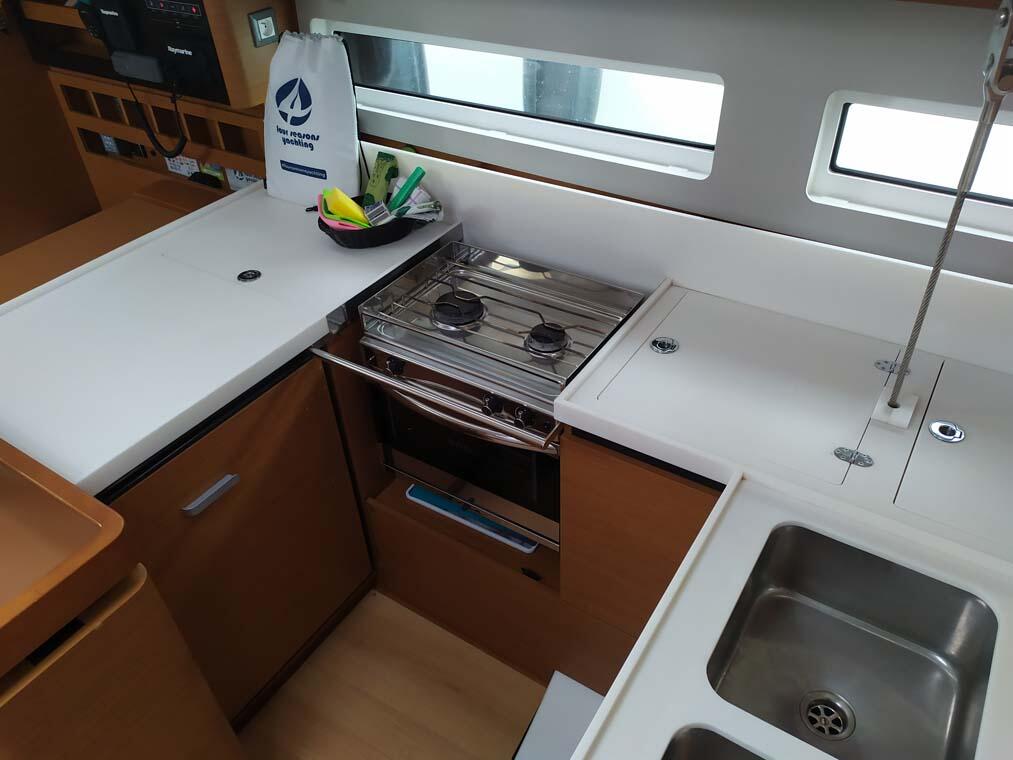 Sailing yacht 