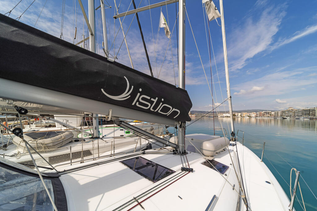 Sailing yacht 