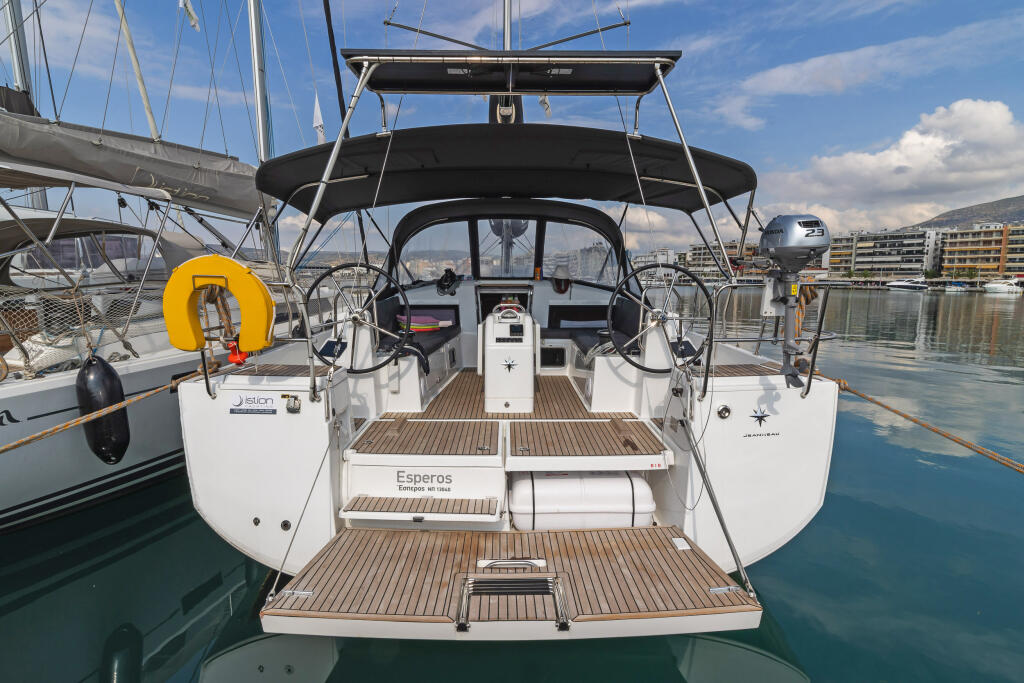 Sailing yacht 