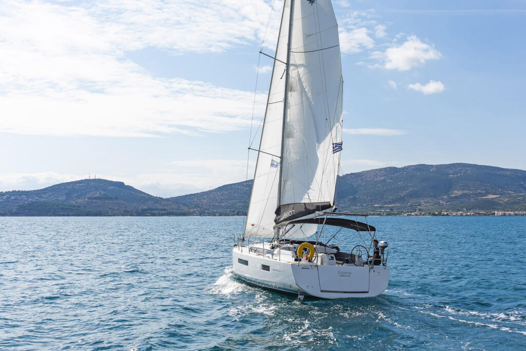 Sailing yacht 