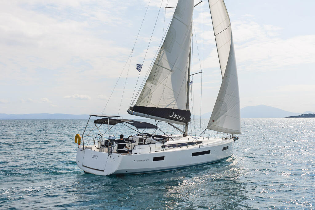 Sailing yacht 