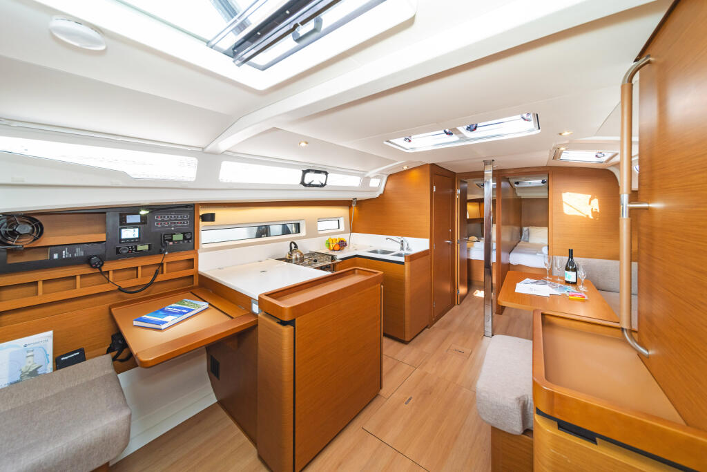 Sailing yacht 