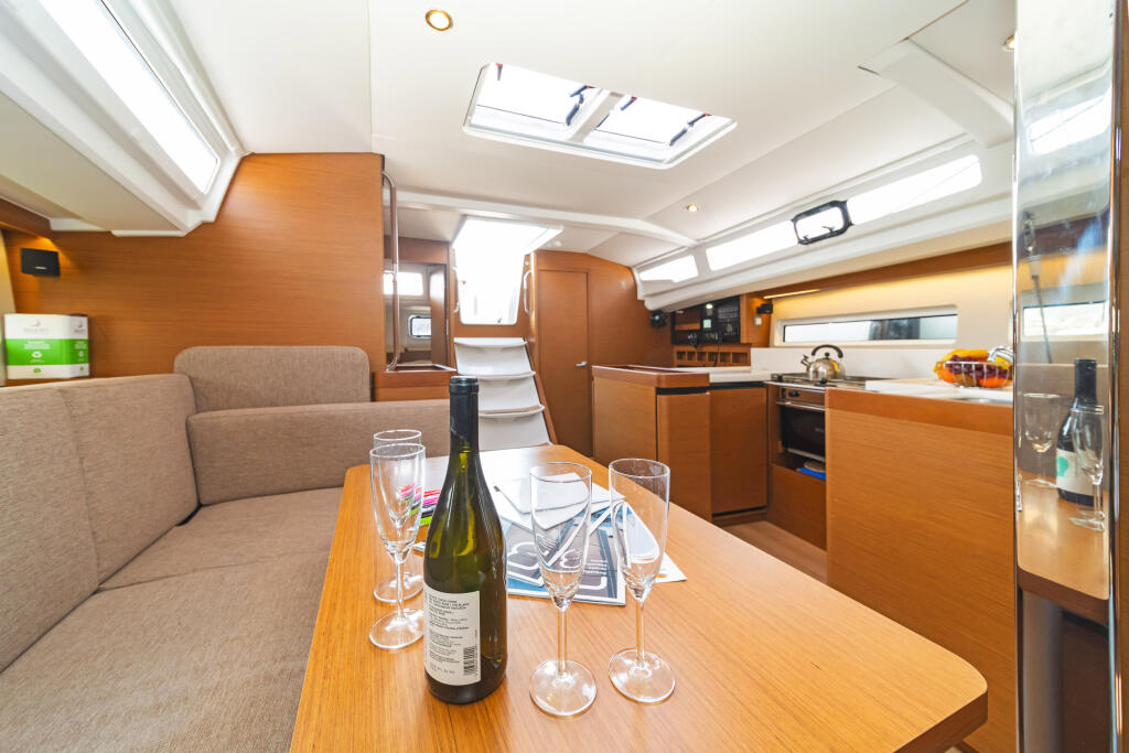 Sailing yacht 