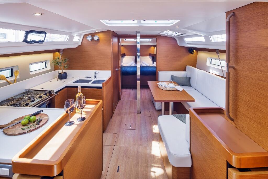 Sailing yacht 