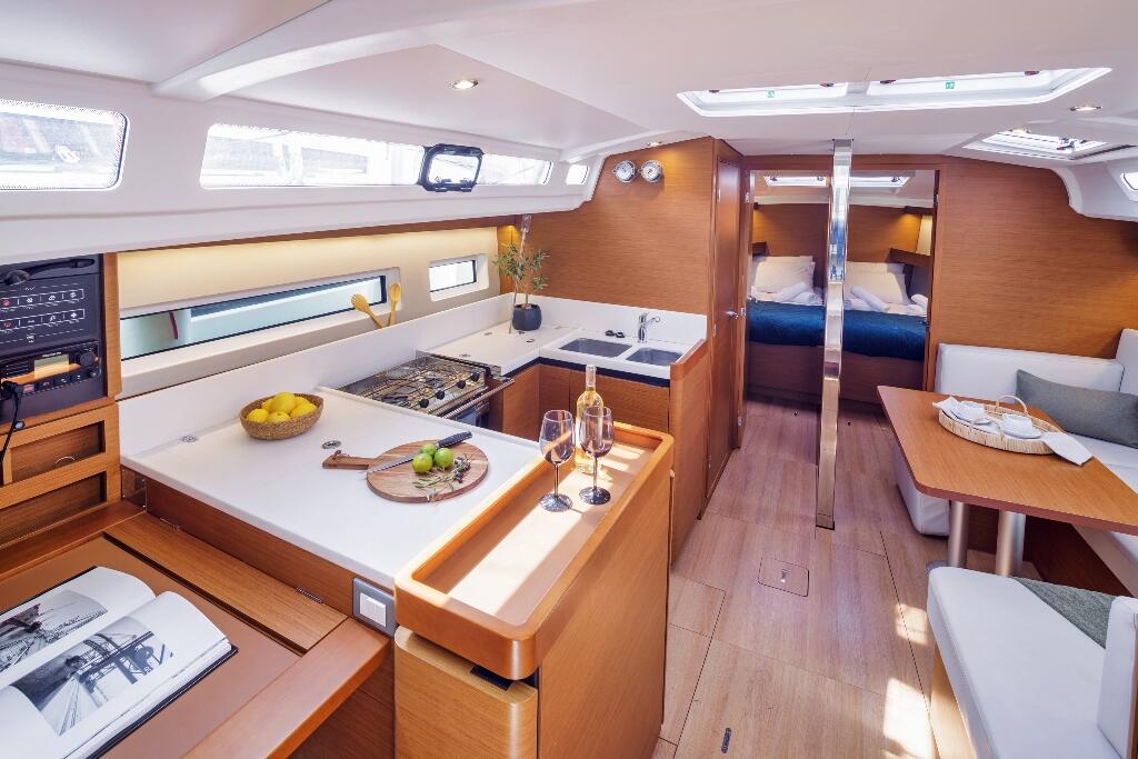 Sailing yacht 