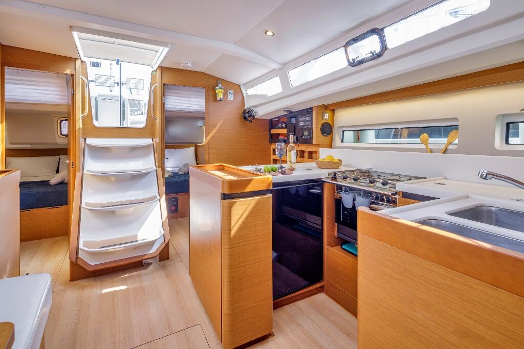 Sailing yacht 