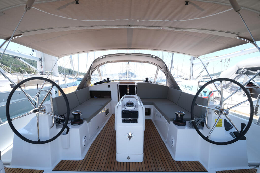 Sailing yacht 