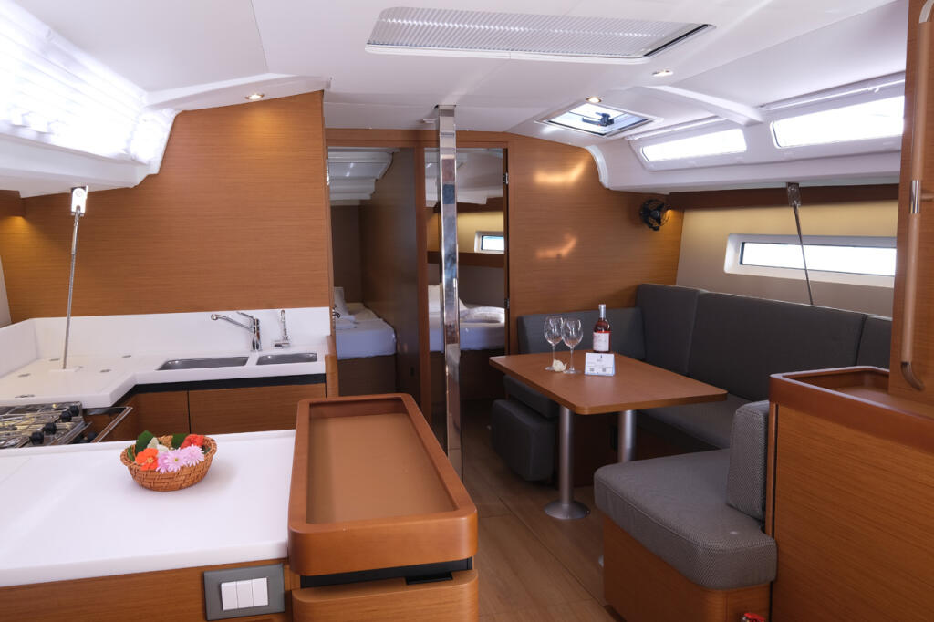 Sailing yacht 