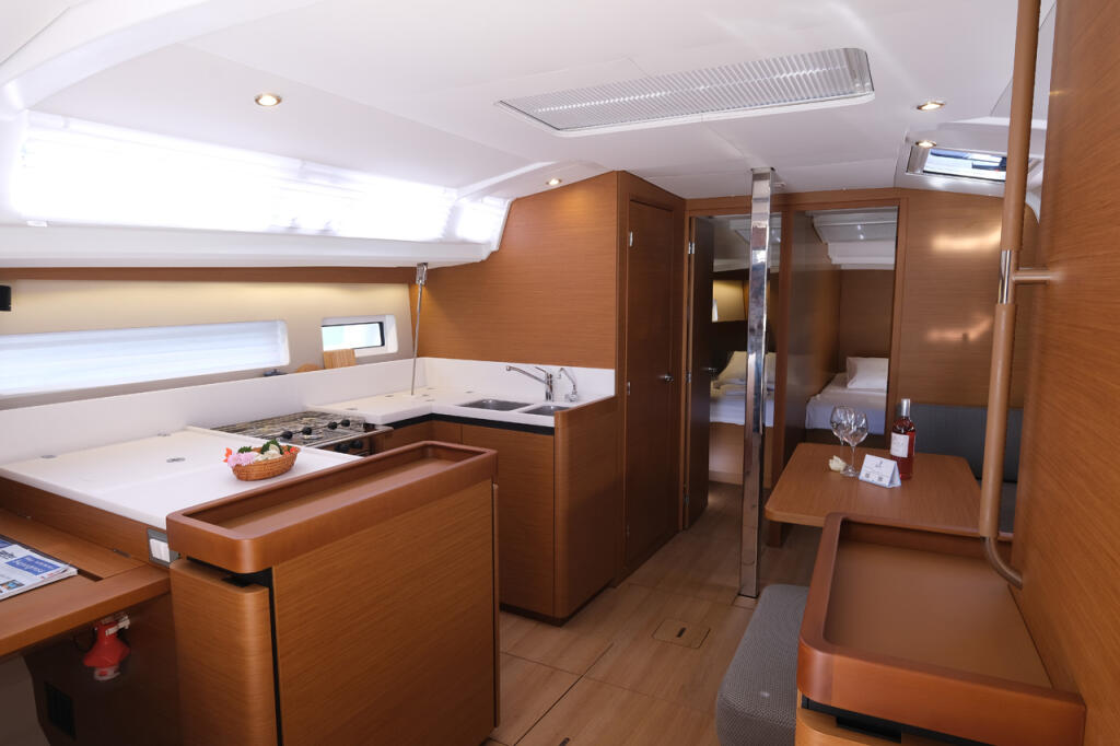 Sailing yacht 