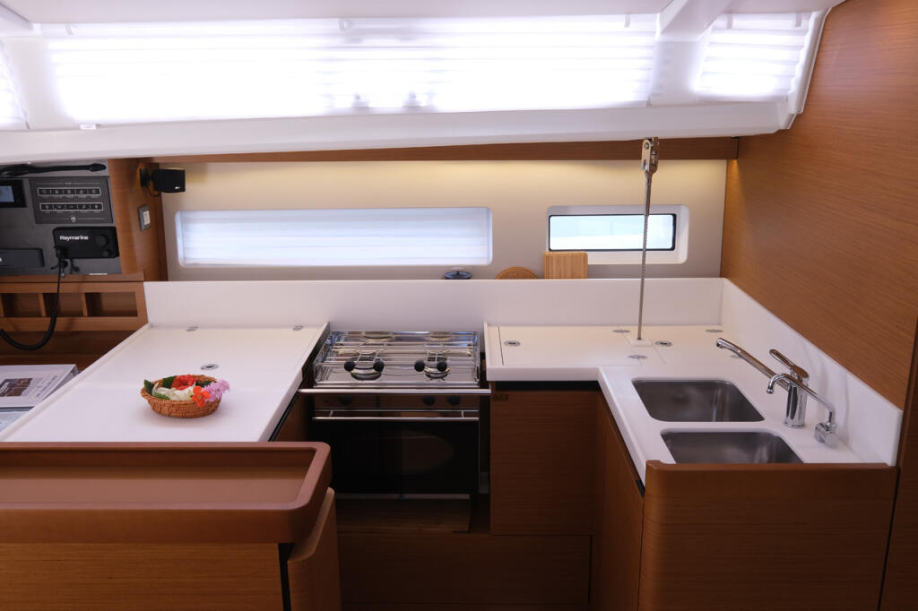 Sailing yacht 