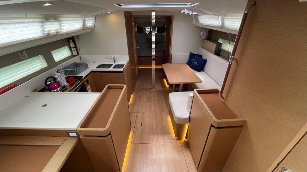 Sailing yacht 