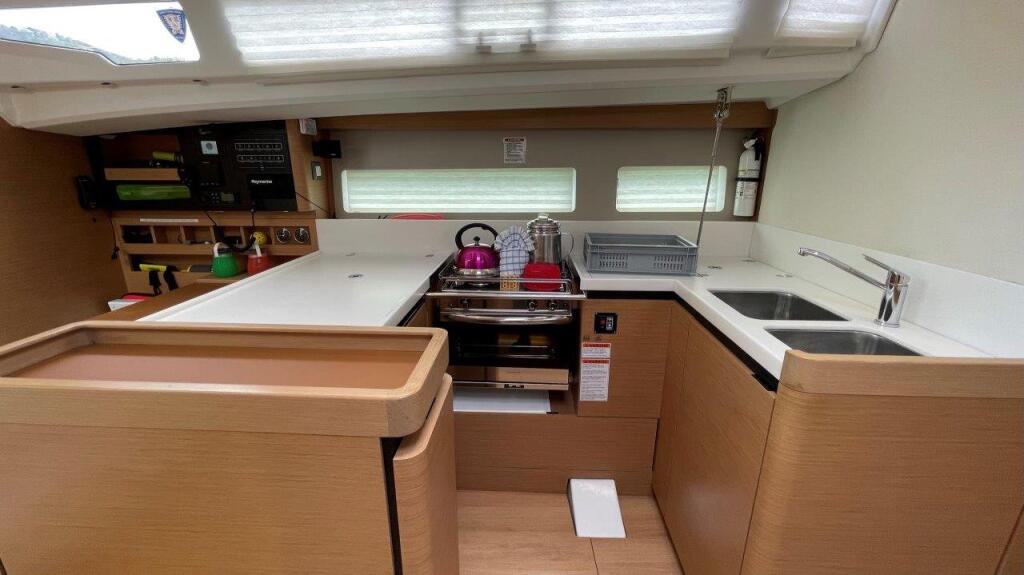 Sailing yacht 