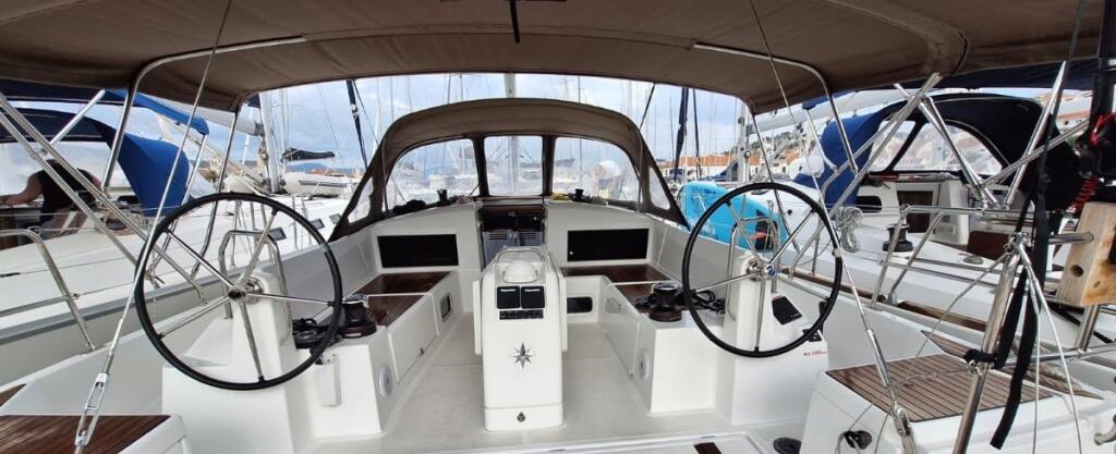 Sailing yacht 