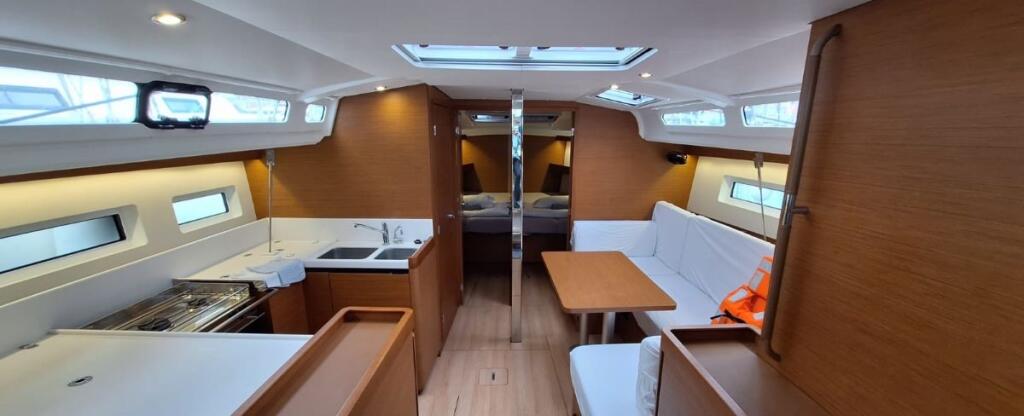 Sailing yacht 