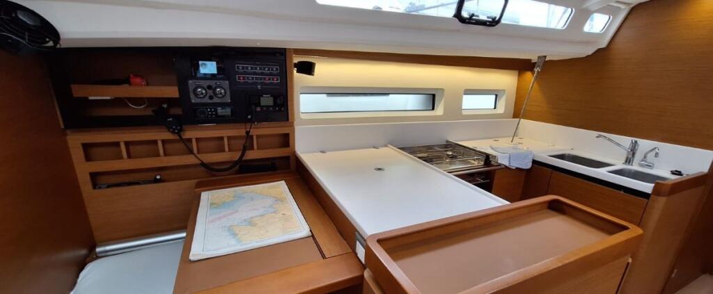 Sailing yacht 
