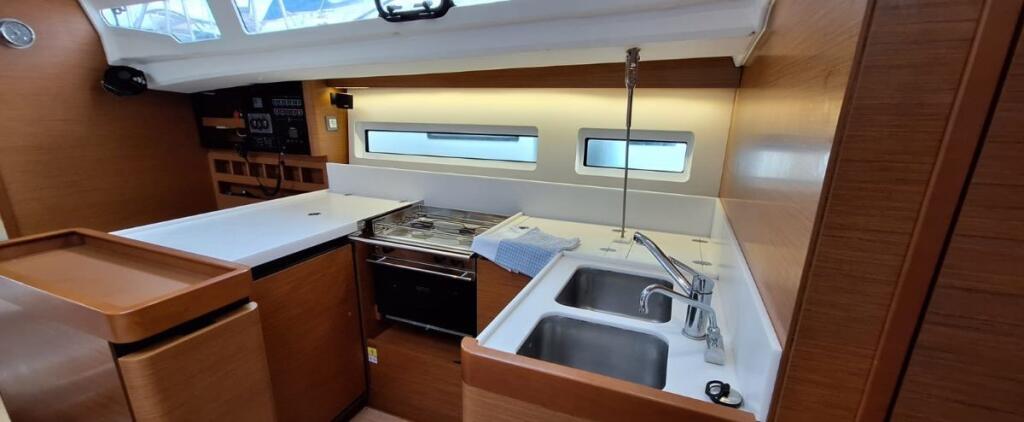 Sailing yacht 