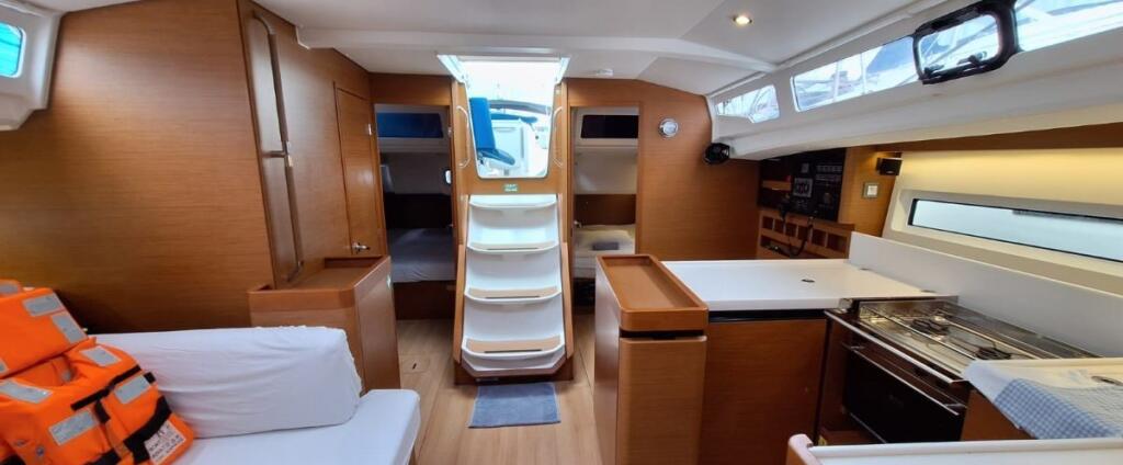 Sailing yacht 