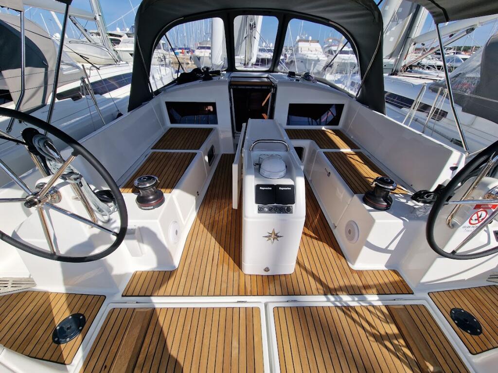 Sailing yacht 