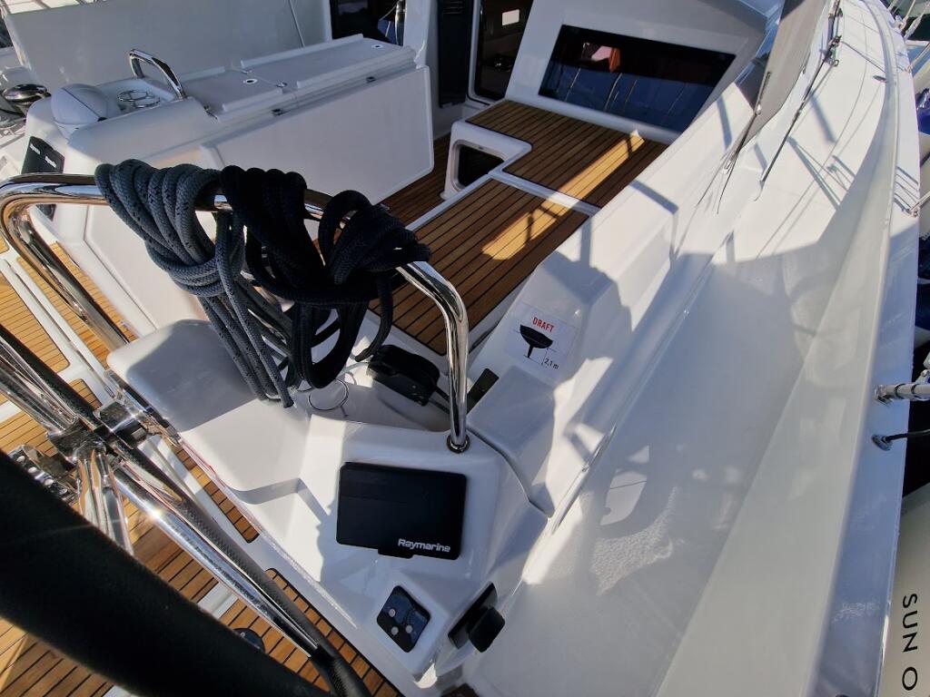 Sailing yacht 