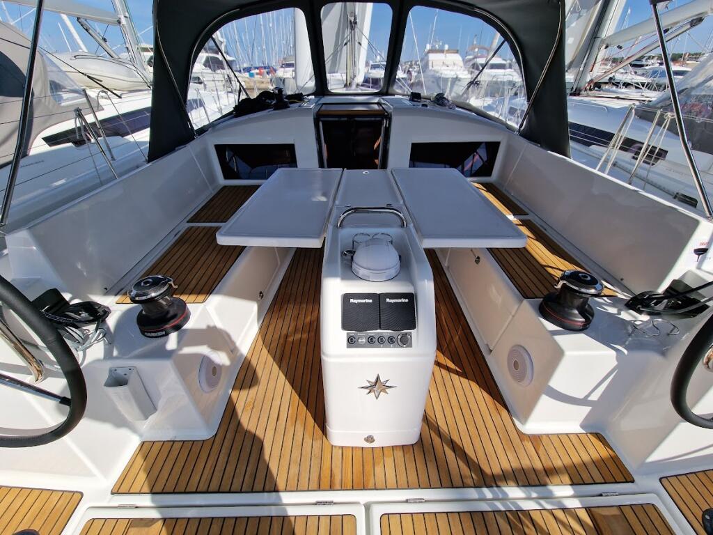 Sailing yacht 
