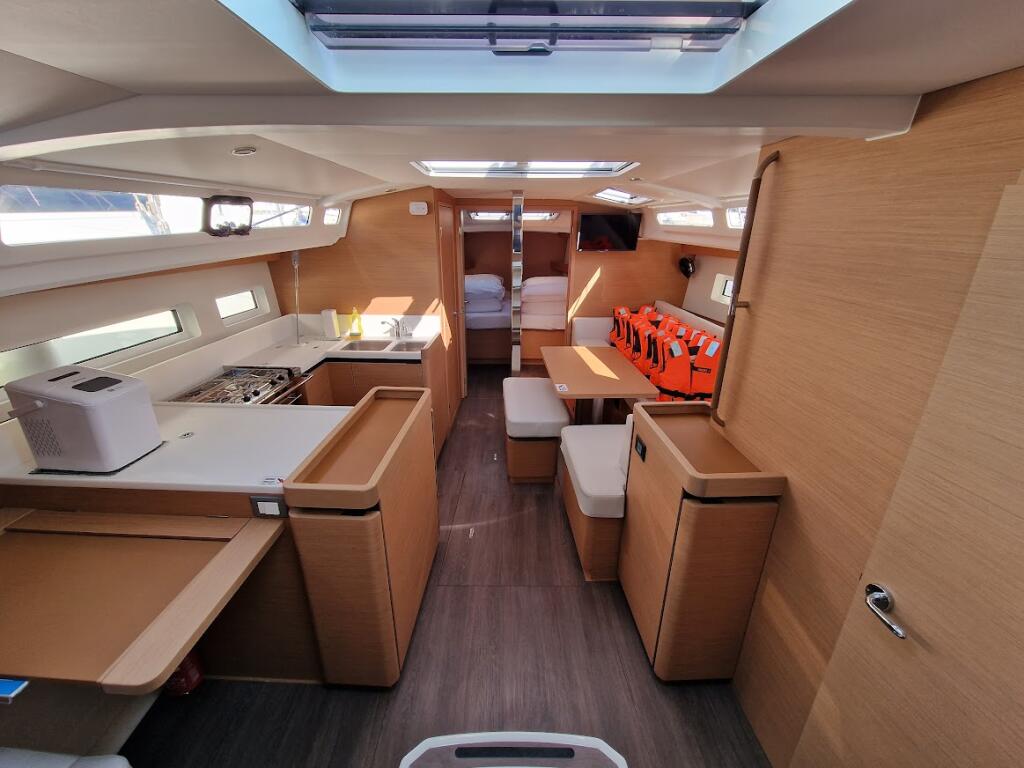 Sailing yacht 