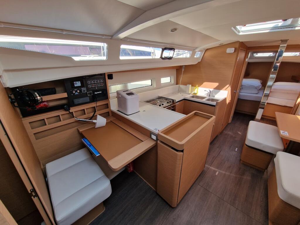 Sailing yacht 