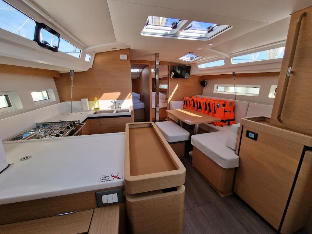 Sailing yacht 