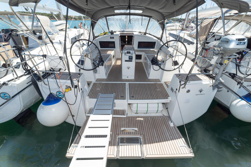 Sailing yacht 