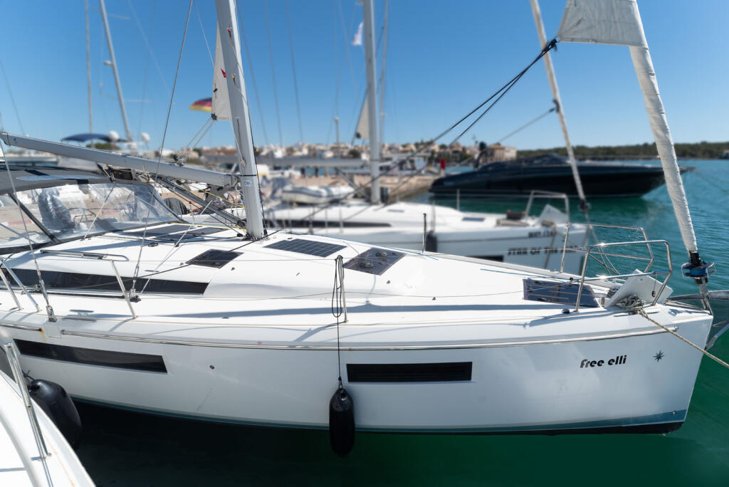 Sailing yacht 