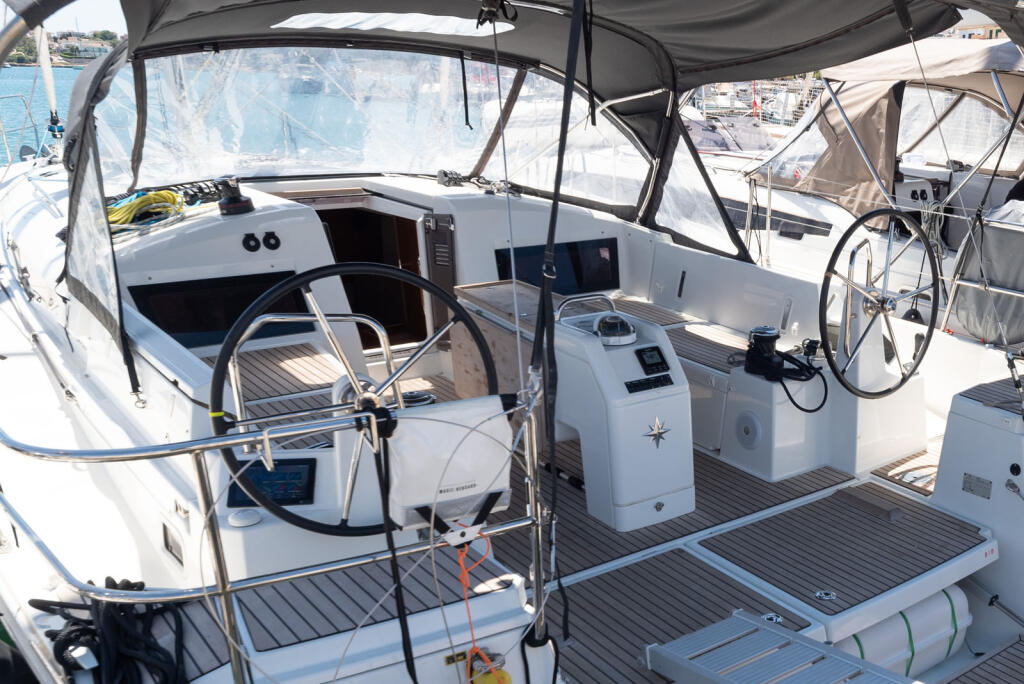 Sailing yacht 