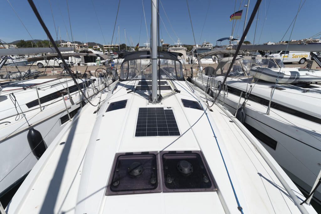 Sailing yacht 