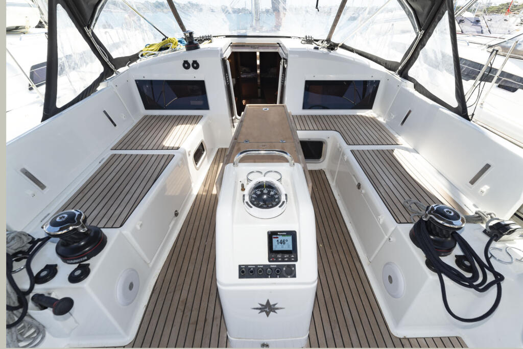 Sailing yacht 