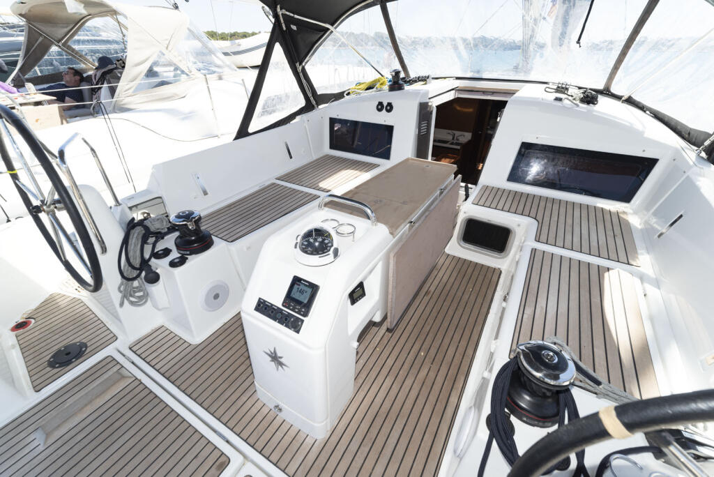 Sailing yacht 