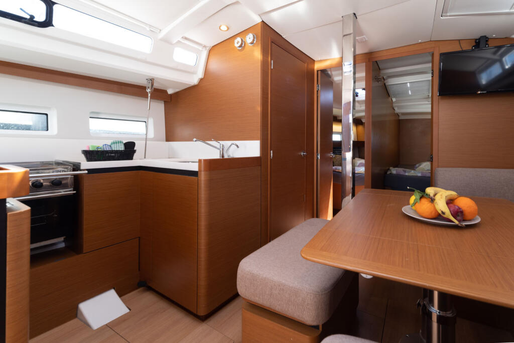 Sailing yacht 
