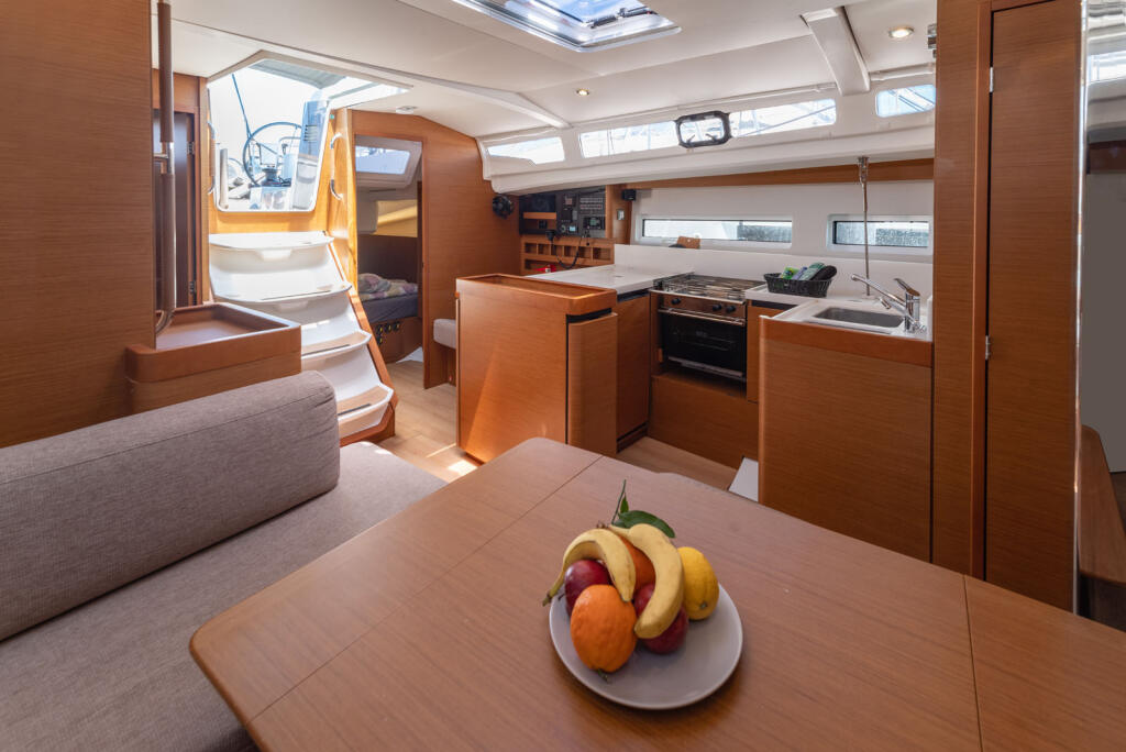 Sailing yacht 