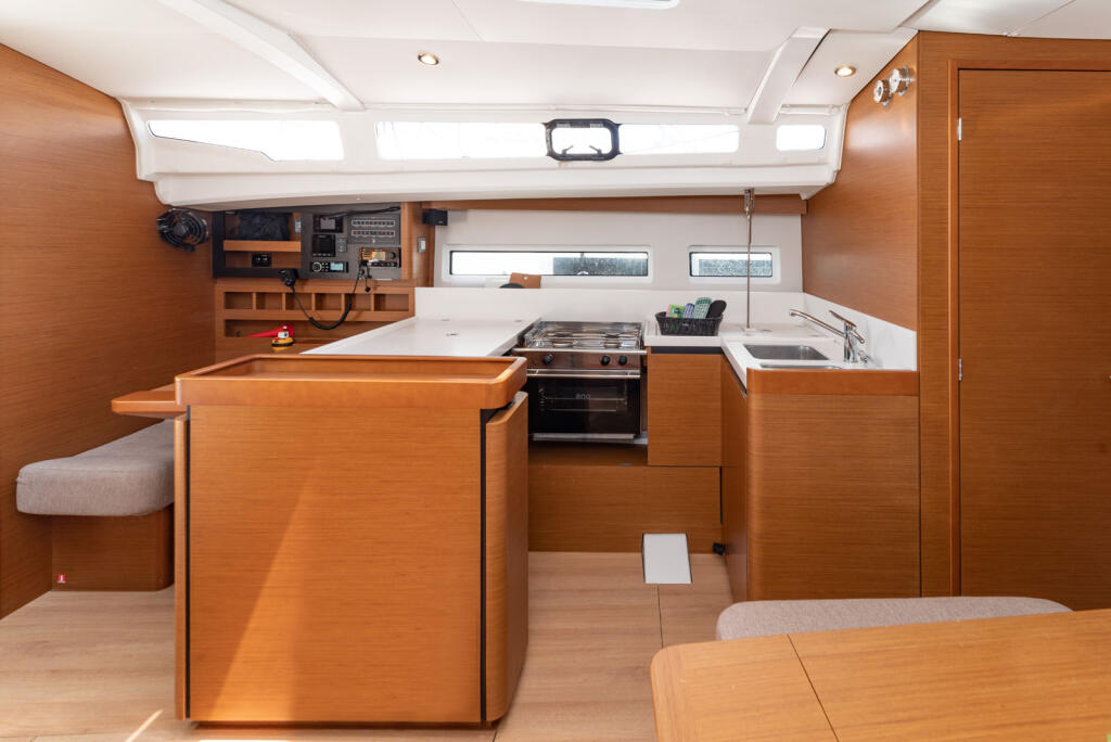 Sailing yacht 