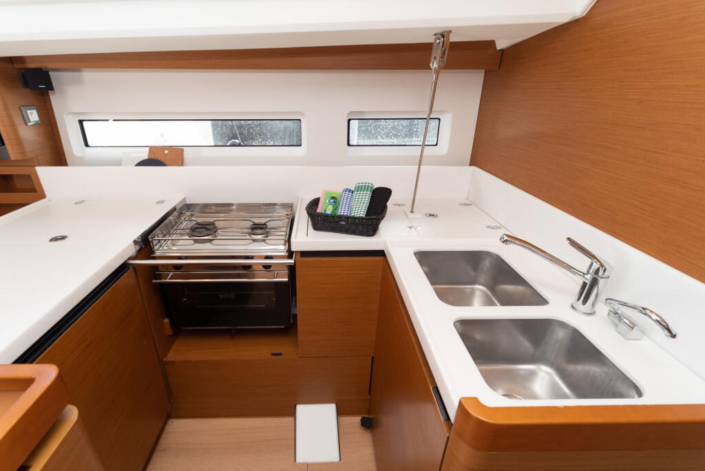 Sailing yacht 